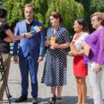 Konferencja prasowa parlamentarzystek Platformy Obywatelskiej w parku zdrojowym w Busku-Zdroju. Na zdjęciu od lewej: działacz Platformy Obywatelskiej, radny rady miejskiej w Pińczowie - Maciej Kmita, poseł Marzena Okła-Drewnowicz, poseł Alicja Chybicka i poseł Mirosława Nykiel / Karina Lechowska