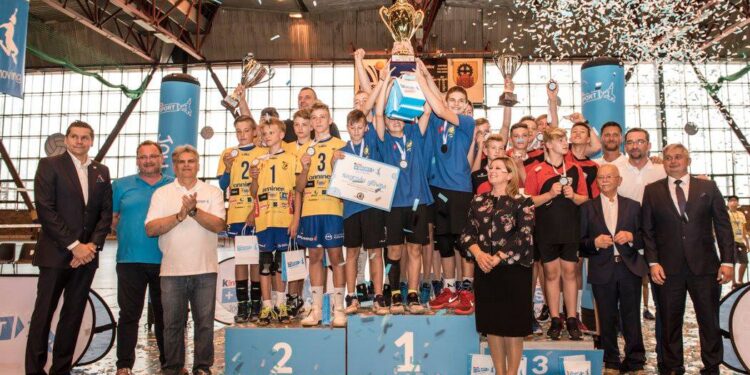 Plas Kielce na najwyższym stopniu podium XXIV Ogólnopolskiego Finału Kinder+Sport Zabrze 2018 / Orlik Volleymania / Facebook