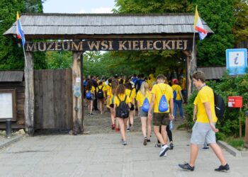 Stypendyści fundacji dzieło Nowego Tysiąclecia zwiedzają Muzeum Wsi Kieleckiej w Tokarni / Fundacja Dzieło Nowego Tysiąclecia / facebook