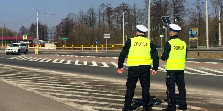 Policja prowadzi wzmożone kontrole na drogach / Monika Miller / Radio Kielce
