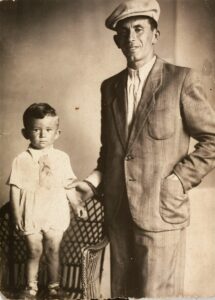 Bernard Kaiser z synem Jurkiem Kaiserem w kieleckim gettcie / archiwum rodzinne