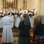 Kielce. Uroczystość z okazji 100-lecia obecności Salezjanów Księdza Bosko w Kielcach. Na zdjęciu: chór Ministrantów Seniorów z parafii salezjańskiej w Kielcach / Marlena Płaska / Radio Kielce