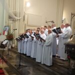 Kielce. Uroczystość z okazji 100-lecia obecności Salezjanów Księdza Bosko w Kielcach. Na zdjęciu: chór Ministrantów Seniorów z parafii salezjańskiej w Kielcach / Marlena Płaska / Radio Kielce