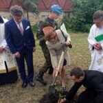 Kielce. Uroczystość z okazji 100-lecia obecności Salezjanów Księdza Bosko w Kielcach. Na zdjęciu od lewej: senator Krzysztof Słoń i wojewoda Agata Wojtyszek (sadzi dąb) / Marlena Płaska / Radio Kielce