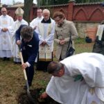 Kielce. Uroczystość z okazji 100-lecia obecności Salezjanów Księdza Bosko w Kielcach. Na zdjęciu: senator Krzysztof Słoń (sadzi dąb) / Marlena Płaska / Radio Kielce