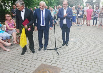 06.07.2018 Busko - Zdrój. Międzynarodowy Festiwal Muzyczny im. Krystyny Jamroz. Amerykański pianista Eugen Indjic odsłonił swoje Słoneczko Festiwalowe w Alei Gwiazd / Katarzyna Prędotka / Radio Kielce