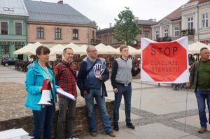 Kielce. Protest „STOP ACTA 2”. Na zdjęciu: Magdalena Fogiel-Litwinek z Kukiz'15 (z lewej strony) / Michał Kita / Radio Kielce