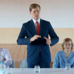 Spotkanie posłów i samorządowców PiS z mieszkańcami gminy. Na zdjęciu (od lewej): Andrzej Śmieszek - przewodniczący gminnych struktur PiS, poseł PiS Jarosław Krajewski, poseł PiS Anna Krupka / Kamil Król / Radio Kielce