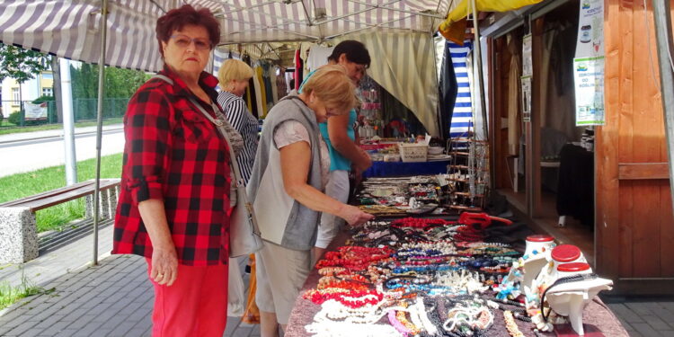 Kupcy z pasażu handlowego przy ulicy 1 maja w Busku-Zdroju / Kamil Włosowicz / Radio Kielce