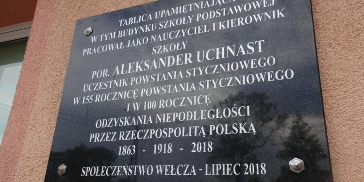 Tablica upamiętniająca porucznika Aleksandra Uchnasta w Wełczu / Kamil Włosowicz / Radio Kielce