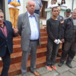 Plac zabaw odnowiony przez wolontariuszy z firmy Vanstar. Na zdjęciu pierwszy od lewej starosta jędrzejowski Edmund Kaczmarek / Ewa Pociejowska-Gawęda / Radio Kielce