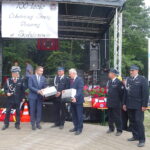 100-lecie jednostki OSP w Sędziszowie. Wśród strażaków z prezentami poseł Michał Cieślak i wicewojewoda Andrzej Bętkowski / Ewa Pocjejowska-Gawęda / Radio Kielce