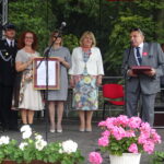 100-lecie jednostki OSP w Sędziszowie. Przy mikrofonie starosta jędrzejowski Edmund Kaczmarek / Ewa Pocjejowska-Gawęda / Radio Kielce