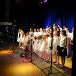 Starachowice. Koncert finałowy - „Wielkie Przedstawienie” podsumowujący Mistrzowskie Warsztaty Agaty Steczkowskiej. Na zdjęciu po lewej stronie: Agata Steczkowska (na klawiszach) / Adam Miśkiewicz