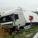 Zderzenie ciężarówki z samochodem osobowym / Ewa Pociejowska-Gawęda / Radio Kielce