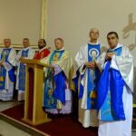 Skarżysko. Wprowadzenie relikwii św. Ojca Charbela z Libanu. Na zdjęciu: bp Henryk Tomasik - ordynariusz diecezji radomskiej (w środku) / Tomasz Piwko / Radio Kielce