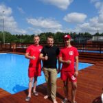 Starachowice. Otwarcie basenów letnich. Na zdjęciu: Marek Materek - prezydent Starachowic (w środku) / Tomasz Piwko / Radio Kielce