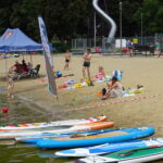 SUP - to wodna dyscyplina sportowa, gdzie do pływania używa się dużej i stabilnej deski i wiosła / Ewa Pociejowska-Gawęda / Radio Kielce