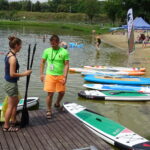 SUP - to wodna dyscyplina sportowa, gdzie do pływania używa się dużej i stabilnej deski i wiosła / Ewa Pociejowska-Gawęda / Radio Kielce