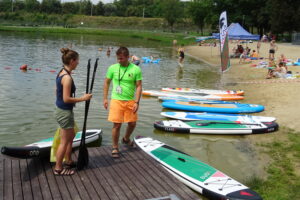 SUP - to wodna dyscyplina sportowa, gdzie do pływania używa się dużej i stabilnej deski i wiosła / Ewa Pociejowska-Gawęda / Radio Kielce