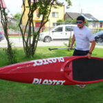 SUP - to wodna dyscyplina sportowa, gdzie do pływania używa się dużej i stabilnej deski i wiosła / Ewa Pociejowska-Gawęda / Radio Kielce