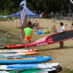 SUP - to wodna dyscyplina sportowa, gdzie do pływania używa się dużej i stabilnej deski i wiosła / Ewa Pociejowska-Gawęda / Radio Kielce