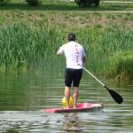 SUP - to wodna dyscyplina sportowa, gdzie do pływania używa się dużej i stabilnej deski i wiosła / Ewa Pociejowska-Gawęda / Radio Kielce