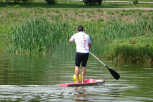 SUP - to wodna dyscyplina sportowa, gdzie do pływania używa się dużej i stabilnej deski i wiosła / Ewa Pociejowska-Gawęda / Radio Kielce