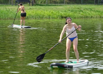 SUP - to wodna dyscyplina sportowa, gdzie do pływania używa się dużej i stabilnej deski i wiosła / Ewa Pociejowska-Gawęda / Radio Kielce