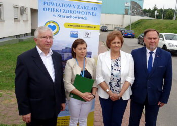 Konferencja prasowa ws. modernizacji oddziału zakaźnego w starachowickim szpitalu. Na zdjęciu (od lewej): Krzysztof Lipiec - poseł PiS, Katarzyna Arent - dyrektor szpitala, Danuta Krępa - starosta starachowicki, Marek Kwitek - poseł PiS / Tomasz Piwko / Radio Kielce