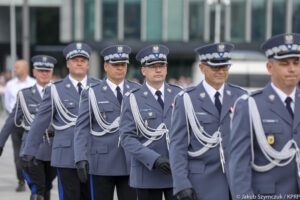 Wśród sześciu oficerów policji awansowanych na stopnie generalskie jest komendant wojewódzki w Kielcach insp. Dariusz Augustyniak (na zdjęciu trzeci od lewej) / Jakub Szymczuk / KPRP