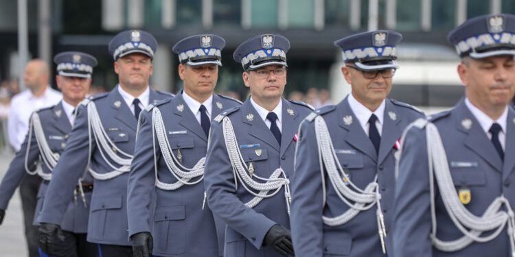 Wśród sześciu oficerów policji awansowanych na stopnie generalskie jest komendant wojewódzki w Kielcach insp. Dariusz Augustyniak (na zdjęciu trzeci od lewej) / Jakub Szymczuk / KPRP