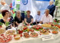 Święto pomidora. Przedstawiciele stowarzyszenia "Klubu Seniora" w Nowym Kamieniu  / Grażyna Szlęzak - Wójcik / Radio Kielce