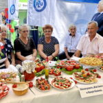 Święto pomidora. Przedstawiciele stowarzyszenia "Klubu Seniora" w Nowym Kamieniu  / Grażyna Szlęzak - Wójcik / Radio Kielce