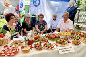 Święto pomidora. Przedstawiciele stowarzyszenia "Klubu Seniora" w Nowym Kamieniu / Grażyna Szlęzak - Wójcik / Radio Kielce