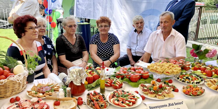 Święto pomidora. Przedstawiciele stowarzyszenia "Klubu Seniora" w Nowym Kamieniu  / Grażyna Szlęzak - Wójcik / Radio Kielce