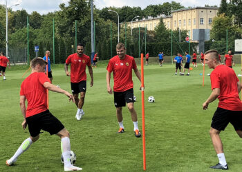 Trening piłkarzy Korony Kielce. Bartosz Rymaniak oraz Felicio Brown Forbes / Rafał Szymczyk / Radio Kielce