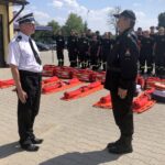 Przekazanie sprzętu dla jednostek OSP w gminie Obrazów. Wiceprezes Powiatowego Związku OSP Waldemar Maruszczak przyjmuje meldunek od prezesa OSP w Obrazowie Marka Cieciury / Grażyna Szlęzak-Wójcik / Radio Kielce