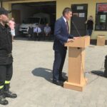 Przekazanie sprzętu dla jednostek OSP w gminie Obrazów. Przemawia wójt Obrazowa Krzysztof Tworek, obok Jakub Brania, wiceprezes OSP w Obrazowie / Grażyna Szlęzak-Wójcik / Radio Kielce