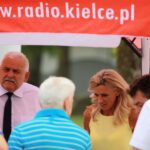 Pierzchnia. Plenerowy Raport Dnia. Na zdjęciu od lewej Marek Zatorski, prezes Fundacji Dom Seniora im. Sue Ryder i redaktor Renata Morąg / Grzegorz Jamka / Radio Kielce