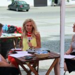 Pierzchnia. Plenerowy Raport Dnia. Na zdjęciu od lewej: Stanisław Strąk, wójt Pierzchnicy, redaktor Renata Morąg, Ewa Rogowska, prezes Towarzystwa Przyjaciół Pierzchnicy / Grzegorz Jamka / Radio Kielce