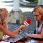 Pierzchnia. Plenerowy Raport Dnia. Redaktor Renata Morąg rozmawia z Ewą Rogowską, prezes Towarzystwa Przyjaciół Pierzchnicy / Grzegorz Jamka / Radio Kielce