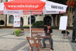Wyjazdowa audycja "Stacja: wakacje" na Rynku w Sandomierzu / Arkadiusz Miller / Radio Kielce