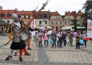 Wyjazdowa audycja "Stacja: wakacje" na Rynku w Sandomierzu / Arkadiusz Miller / Radio Kielce