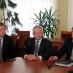 Mirzec. Wizyta Zbigniewa Kuźmiuka. Spotkanie w ramach kampanii „Polska jest jedna”. Na zdjęciu od lewej: senator Jarosław Rusiecki, poseł Krzysztof Lipiec i europoseł Zbigniew Kuźmiuk / Anna Głąb / Radio Kielce