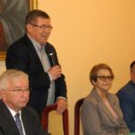 Skarżysko-Kamienna. Spotkanie z europosłem Zbigniewem Kuźmiukiem. Na zdjęciu od lewej: poseł Krzysztof Lipiec, europoseł Zbigniew Kuźmiuk  (przemawia), poseł Maria Zuba i radny miejski Mariusz Bodo / Anna Głąb / Radio Kielce