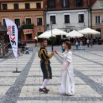 Wyjazdowa audycja "Stacja: wakacje" na Rynku w Sandomierzu / Arkadiusz Miller / Radio Kielce