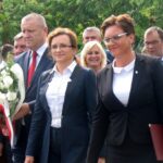 Bór Kunowski. 75. rocznica pacyfikacji wsi. Na zdjęciu od lewej: burmistrz Kunowa Lech Łodej, wojewoda świętokrzyski Agata Wojtyszek i wójt Brodów Marzena Bernat / Anna Głąb / Radio Kielce