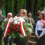 Bór Kunowski. 75. rocznica pacyfikacji wsi. Na zdjęciu: wojewoda Agata Wojtyszek (trzyma wiązankę) / Anna Głąb / Radio Kielce