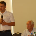 Starachowice. Spotkanie z Howardem Chandlerem. Na zdjęciu od lewej: prezydent Starachowic Marek Materek i Howard Chandler / Anna Głąb / Radio Kielce